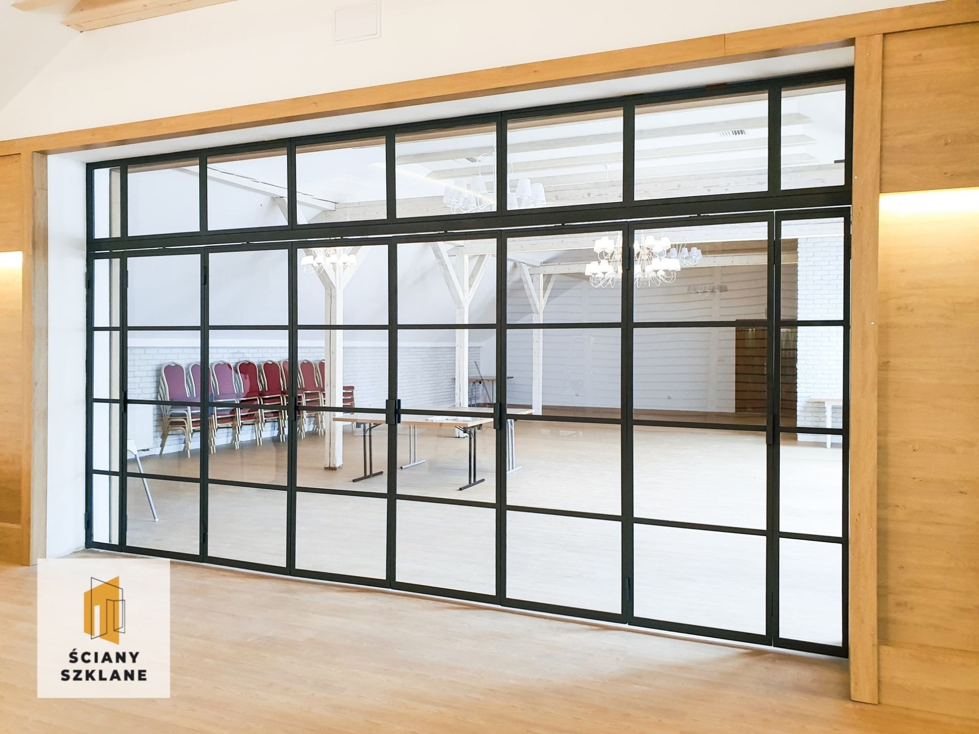 ścianka szklana z drzwiami harmonijkowymi wypełniona szkłem transparentnym 